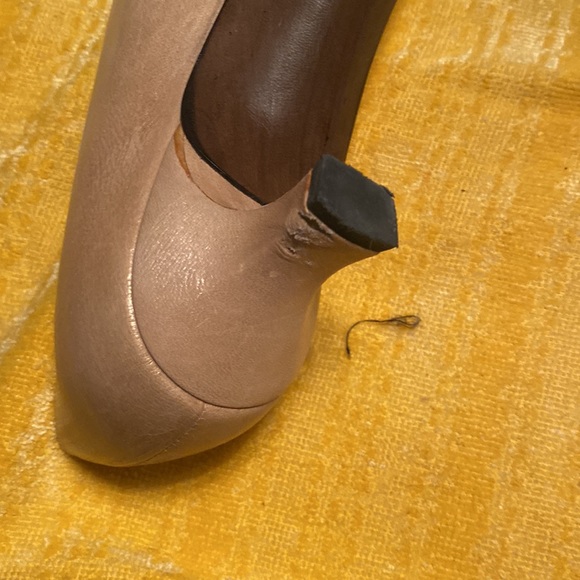 Stuart Weitzman peekaboo pump with bow - Picture 2 of 2